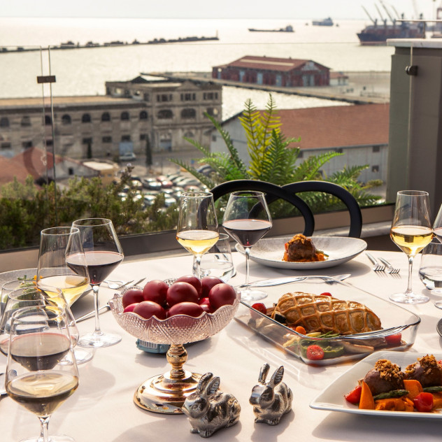 Δεν έχετε προγραμματίσει ακόμα το αναστάσιμο και το πασχαλινό σας γεύμα; Τα ξενοδοχεία της Θεσσαλονίκης όπου θα τα απολαύσετε