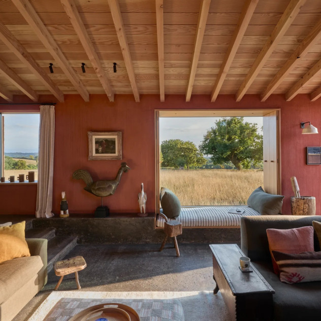 Η σύγχρονη εξοχική κατοικία στην αγγλική ύπαιθρο που «γεννιέται» μέσα από τη γη και συνδέεται με το περιβάλλον
