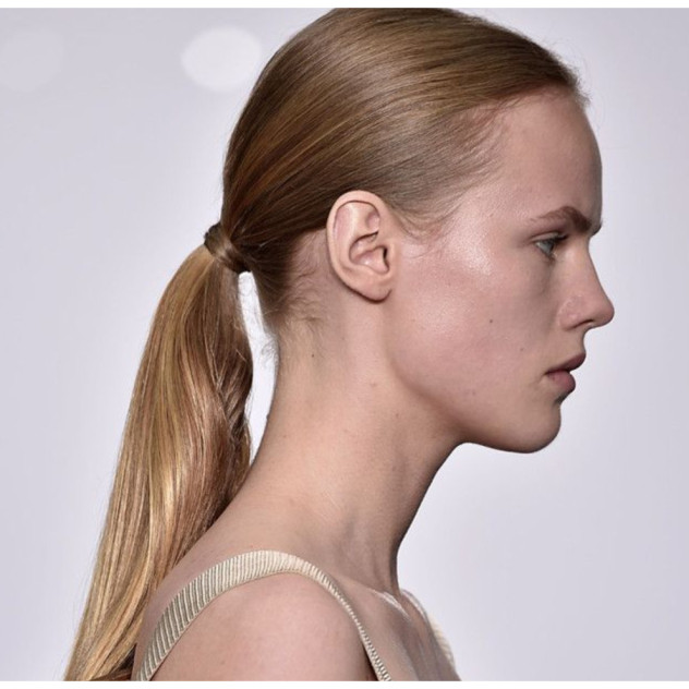 Έτσι θα αναβαθμίσετε ένα κλασικό ponytail με τον πιο εύκολο τρόπο