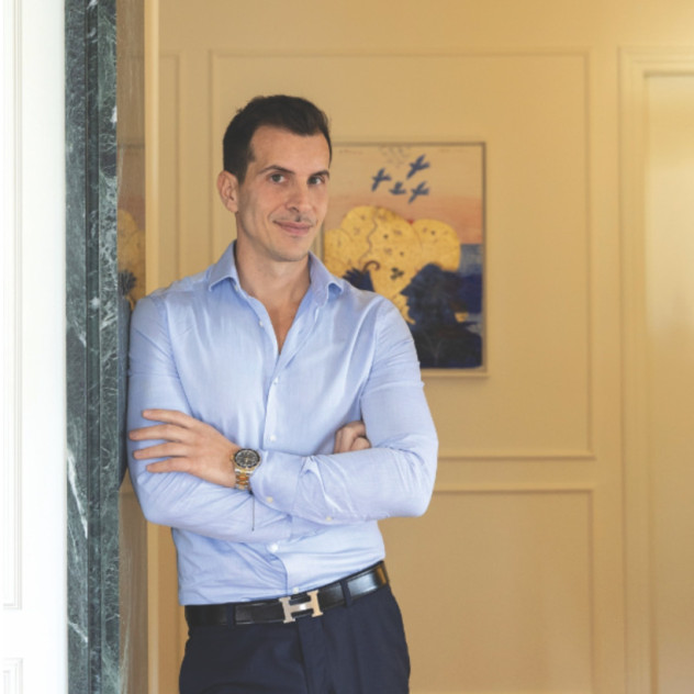 Στο αθηναϊκό διαμέρισμα του Άρη Λεφάκη, η Αρχιτεκτονική και η Τέχνη συνυπάρχουν σε έναν χώρο με έντονη αισθητική ταυτότητα