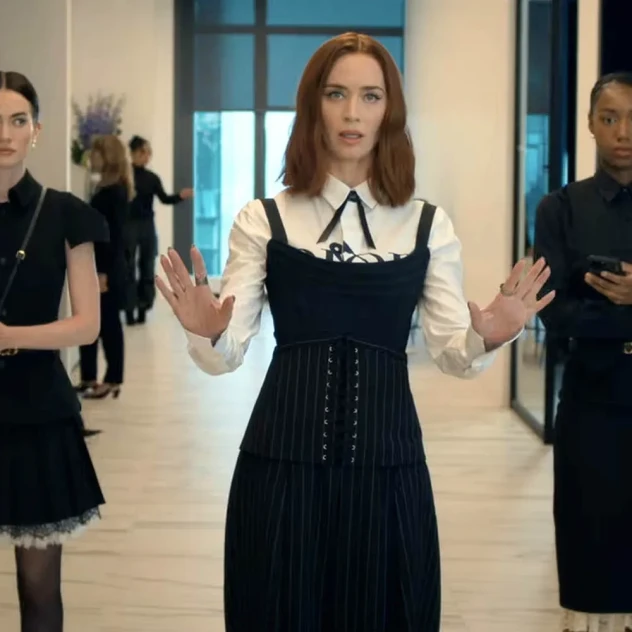 Η Emily Blunt ανατρέχει στα outfits του The Devil Wears Prada