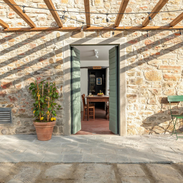 Το πέτρινο σπίτι στην Τοσκάνη που μεταμορφώθηκε σε μια σύγχρονη εξοχική κατοικία με αυθεντικά υλικά και rustic στοιχεία