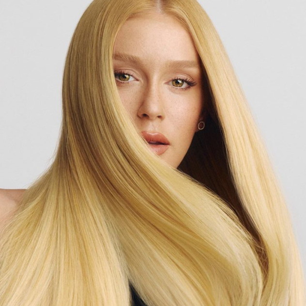 Πώς να ισιώσετε τα σγουρά μαλλιά σας χωρίς να φριζάρουν για ένα effortless look