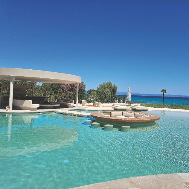 Πώς η σωστή διαμόρφωση μιας πισίνας μπορεί να ανανεώσει μια κατοικία, προσδίδοντάς της ξεχωριστή αισθητική ταυτότητα