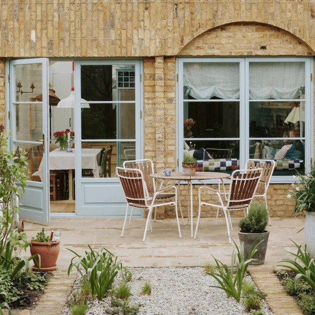 Το ζεστό σπίτι στο δυτικό Λονδίνο με τα vintage κομμάτια, τις προσωπικές ιστορίες και την ανεπιτήδευτη κομψότητα