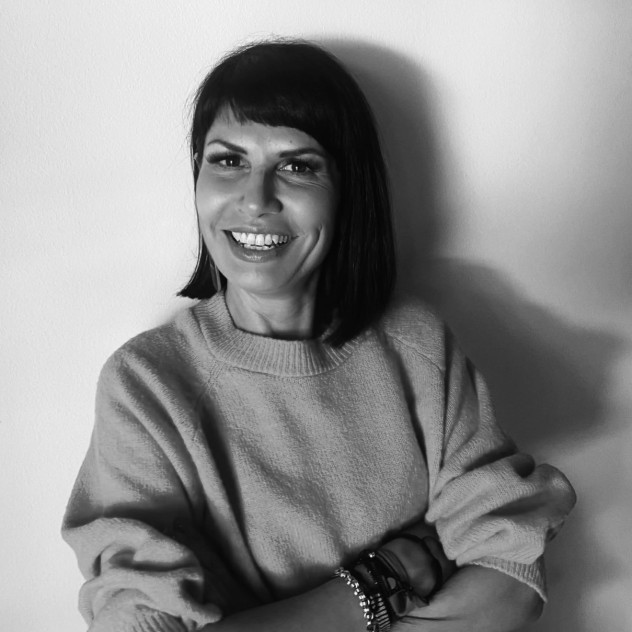 SKG Stories: Η Δόμνα Χουρναζίδου διαμορφώνει το μέλλον του θεάτρου δίνοντας φωνή στη νέα γενιά ηθοποιών