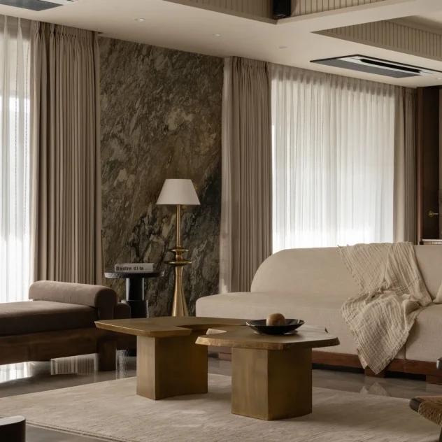 Ένα σύγχρονο σπίτι στο Surat που επαναπροσδιορίζει το design μέσα από υφές και γήινες αποχρώσεις