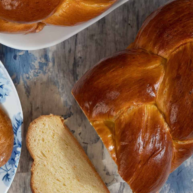 Τα πασχαλινά τσουρέκια και πώς θα τα φτιάξετε βήμα-βήμα