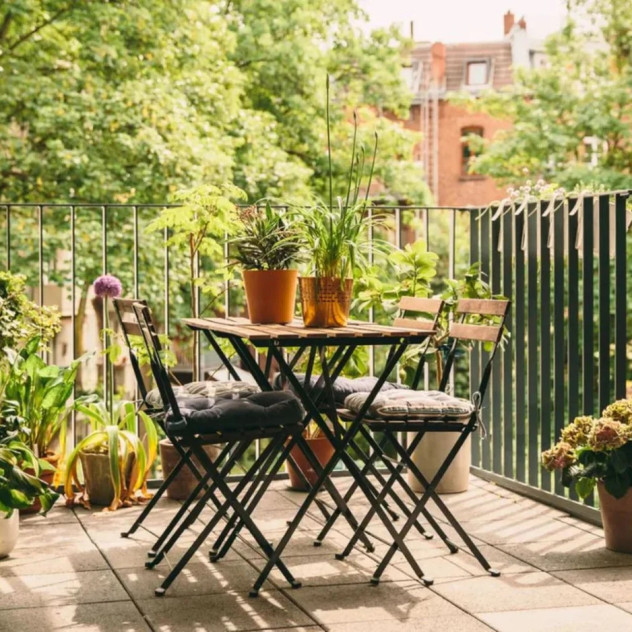 Μικρό μπαλκόνι: Οι τρόποι για να το μετατρέψετε σε έναν κομψό outdoor χώρο