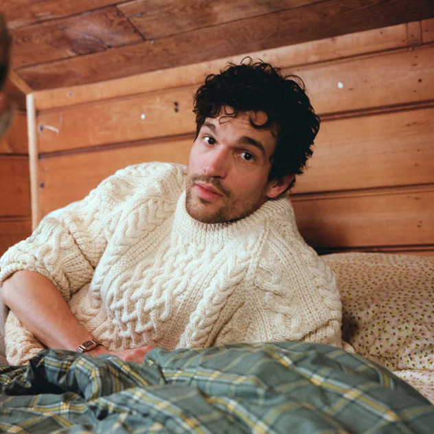 Ο Paul Anthony Kelly﻿ αποκαλύπτει τα αντικείμενα που δεν λείπουν ποτέ από τη βαλίτσα του