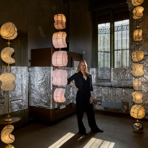 Η σχεδιάστρια και καλλιτέχνιδα Andrea Claire μιλά στο GLOW.GR για την εντυπωσιακή εγκατάστασή της στη Milan Design Week, αφιερωμένη στη μαγεία του φωτός