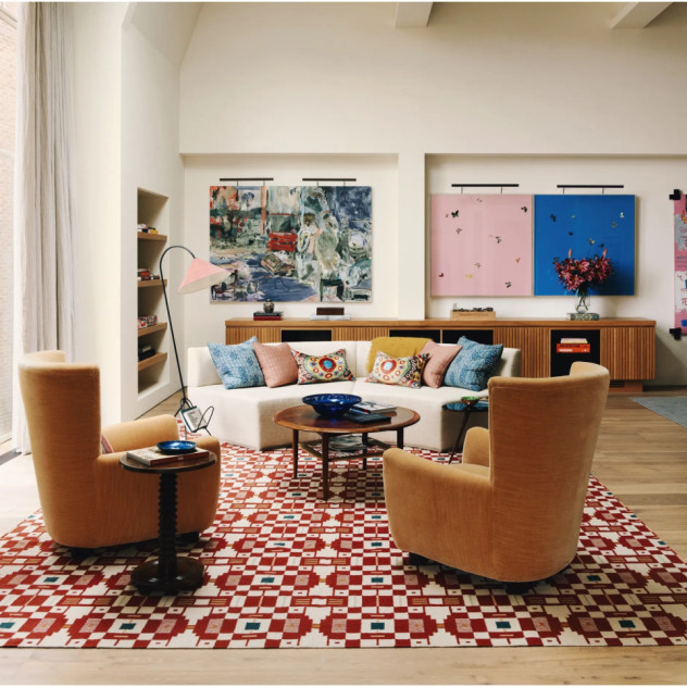 Το σπίτι στο δυτικό Λονδίνο με τη layered κομψότητα, τα ιδιαίτερα υφάσματα και το διαχρονικό design