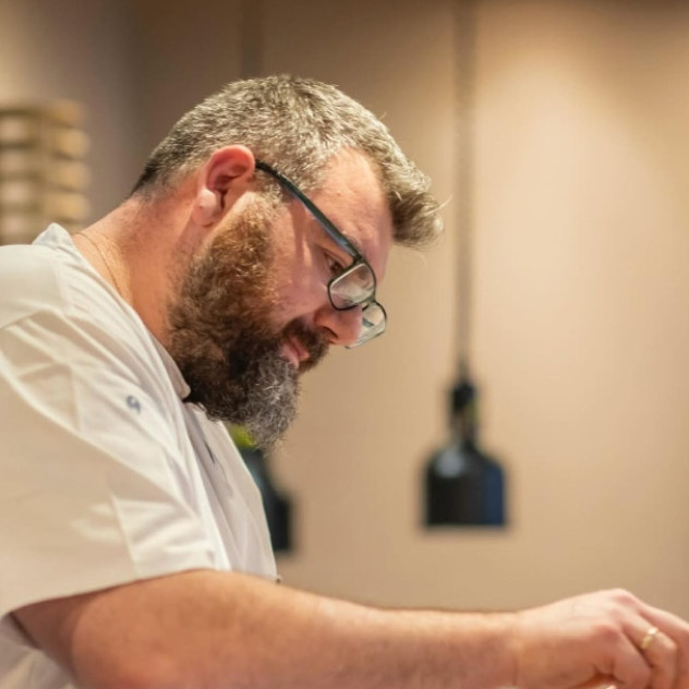 Face to Face με τον Θωμά Μάτσα: «Η επικαιρότητα σήμερα είναι πολύ σκοτεινή για να μεταφραστεί σε ένα πιάτο»