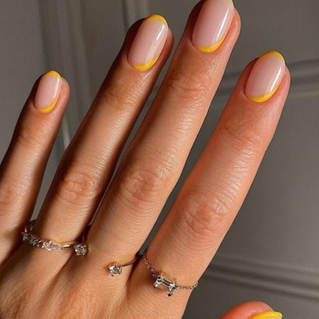 Τα Aperol Spritz Nails είναι η τέλεια αφορμή για να δοκιμάσετε ένα πιο τολμηρό χρώμα