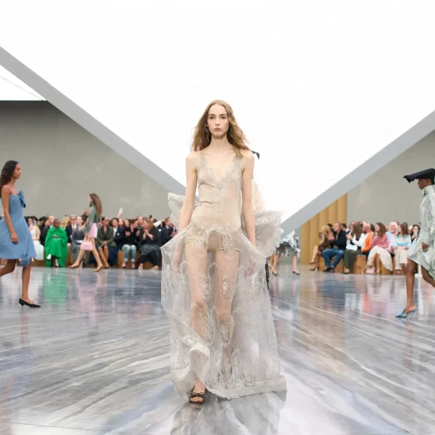 Τα χρώματα στα σανδάλια που θα κυριαρχήσουν τους επόμενους μήνες