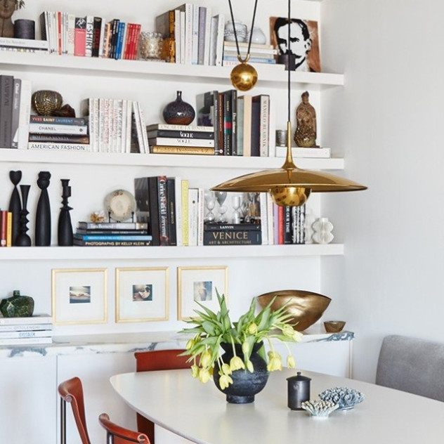 Η αισθητική “too many books”: Γιατί οι γεμάτες βιβλιοθήκες είναι το νέο σύμβολο της κομψότητας