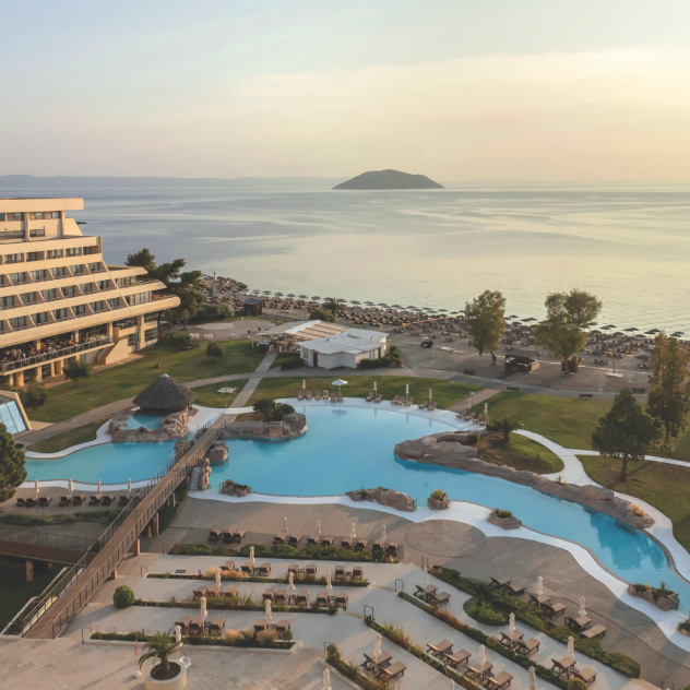 Ένα σκηνικό αυθεντικού fine living στη Σιθωνία της Χαλκιδικής, όπου το φυσικό τοπίο «αγκαλιάζει» διακριτικά την πολυτέλεια