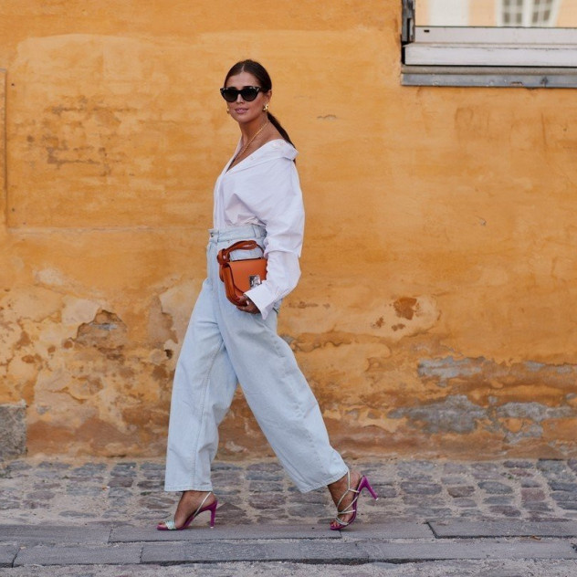 Τα tops που θα απογειώσουν τα baggy jeans