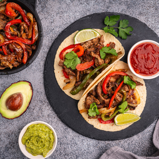 Ο Jamie Oliver μας μαγειρεύει fajitas με κοτόπουλο