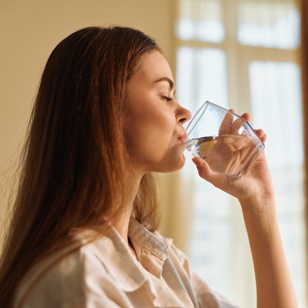 Τι πραγματικά συμβαίνει στον οργανισμό μας όταν πίνουμε νερό ακριβώς πριν από τον ύπνο;