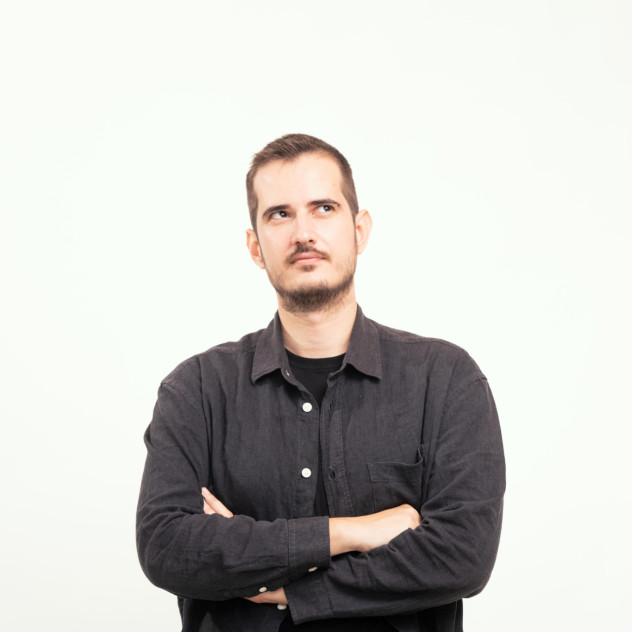 SKG Stories: O πετυχημένος stand-up comedian, Θανάσης Σαμαράς, πιστεύει πως η πραγματική ελευθερία ξεκινά από το να νιώθεις καλά με τον εαυτό σου