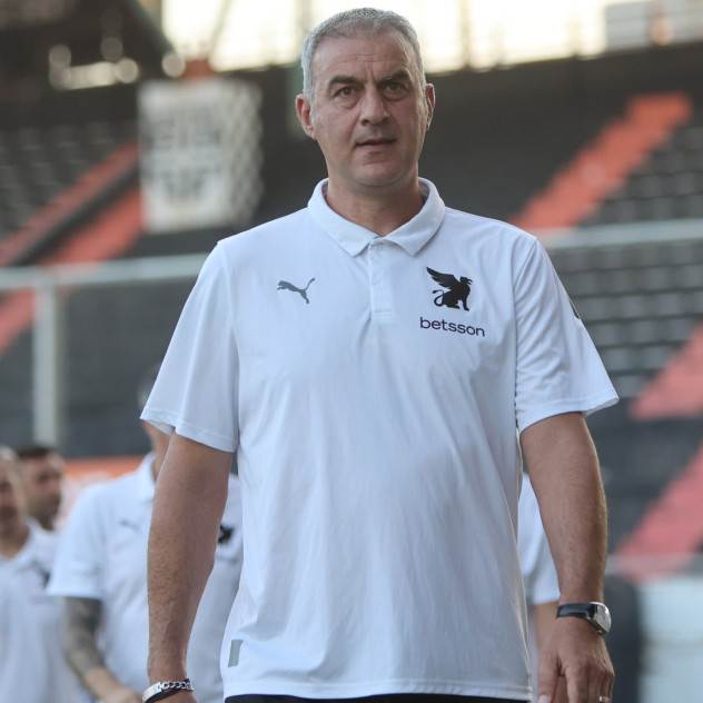 Στην εποχή των γυναικοκτόνων, εμείς οφείλουμε να κάνουμε μία βαθιά «υπόκλιση» στον Τραϊανό Δέλλα