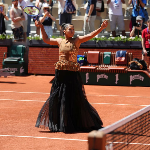 Her Style Rocks: Η Naomi Osaka μετέτρεψε ξανά το Roland Garros σε catwalk υψηλής ραπτικής