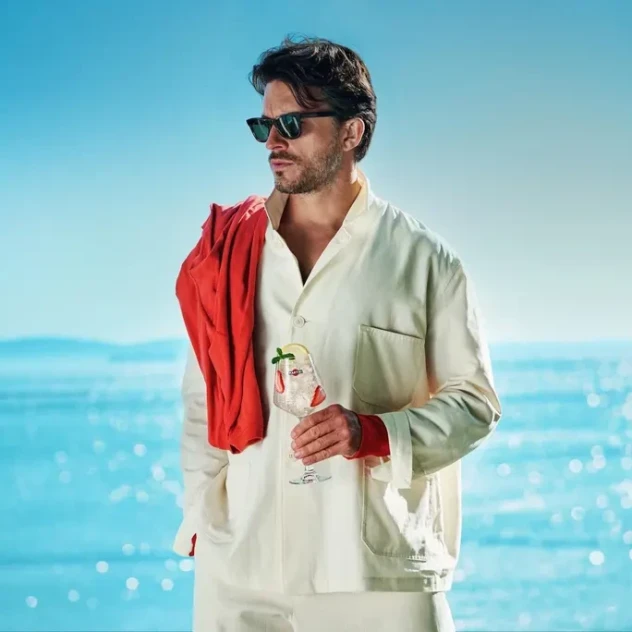Ο Jonathan Bailey γίνεται ο νέος “MARTINI Man” σε μια καμπάνια γεμάτη ιταλικό στιλ