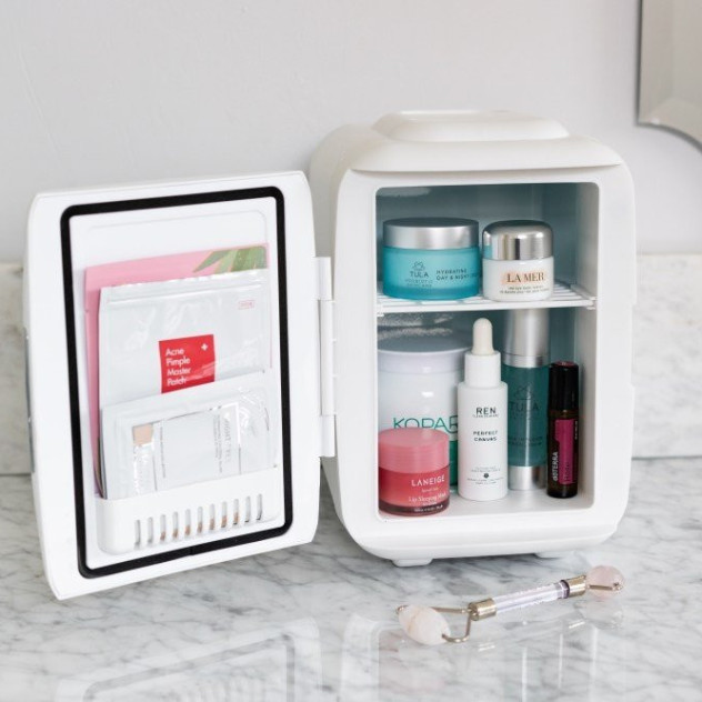 Beauty Fridge: Ποια προϊόντα περιποίησης αξίζει πραγματικά να μπαίνουν στο ψυγείο το καλοκαίρι;