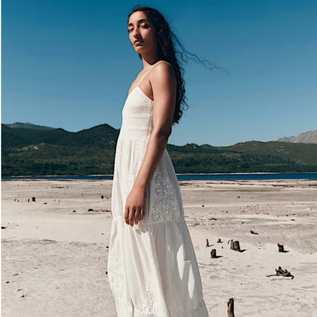 Τα flare dresses που κολακεύουν τη σιλουέτα σας και δεν θα μπορείτε να αποχωριστείτε