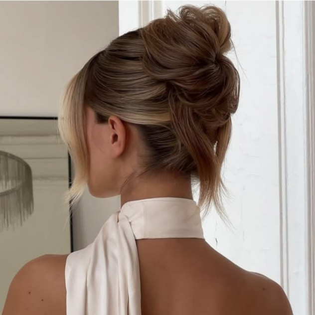 Πώς να πετύχετε ένα messy bun που δείχνει ακόμα καλύτερο από ένα sleek back