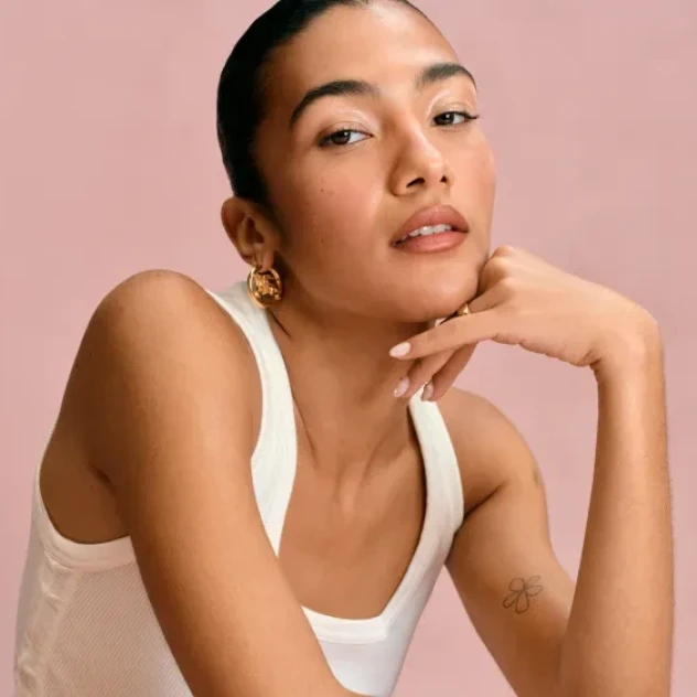 Η 10λεπτη beauty routine της Olivia Dean για φυσική λάμψη και υγιή μαλλιά