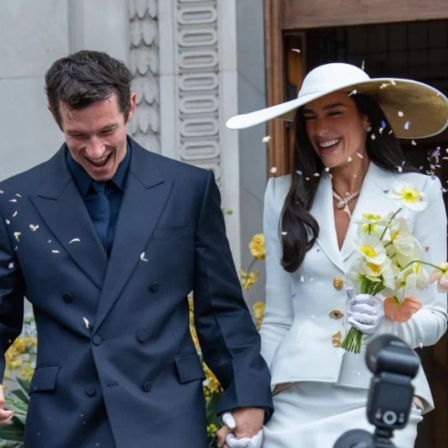 Η Dua Lipa παντρεύτηκε τον Callum Turner σε μια τελετή-έκπληξη στο Λονδίνο