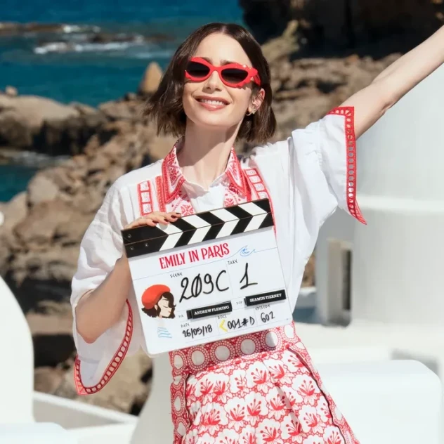 Emily in Paris: Οι κορυφαίες τάσεις που αναδεικνύονται μέσα από τη σειρά και τα looks που μας εμπνέουν από τα γυρίσματα στην Ελλάδα