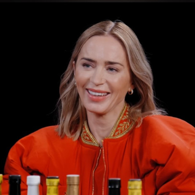 Η Emily Blunt στο Hot Ones μιλά για τη νέα της κινηματογραφική εποχή δοκιμάζοντας spicy wings