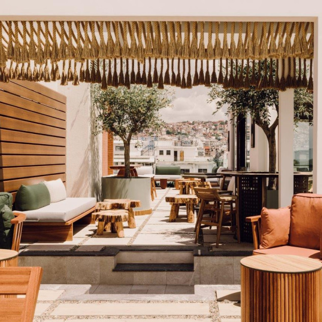 Tο rooftop στην καρδιά της Θεσσαλονίκης που δίνει τη δική του εκλεπτυσμένη ταυτότητα στα καλοκαιρινά βράδια