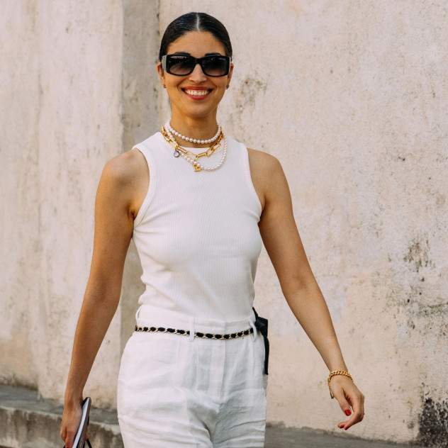 Οι fashion approved τρόποι για να εντάξετε τα λευκά tank tops στις εμφανίσεις σας