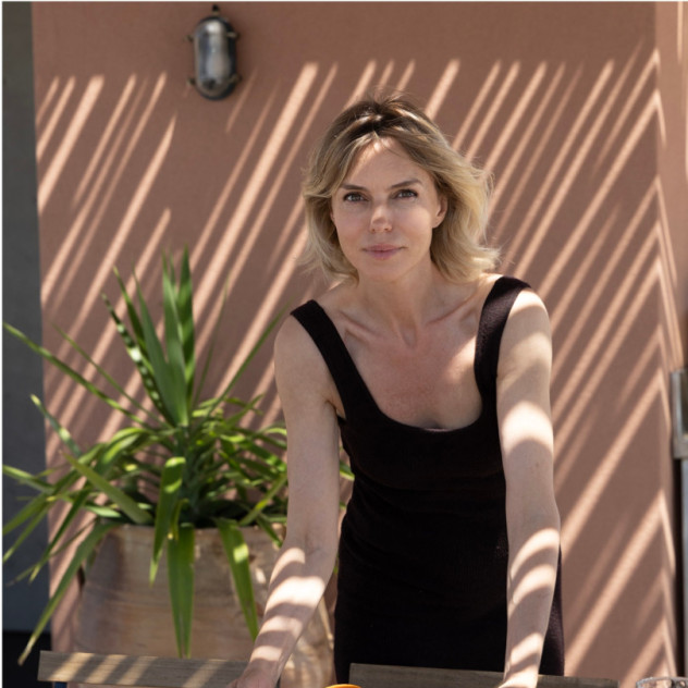 Η fashion stylist Hanna Zinchenko μάς καλωσορίζει στη σύγχρονη κατοικία της με θέα την Αθήνα