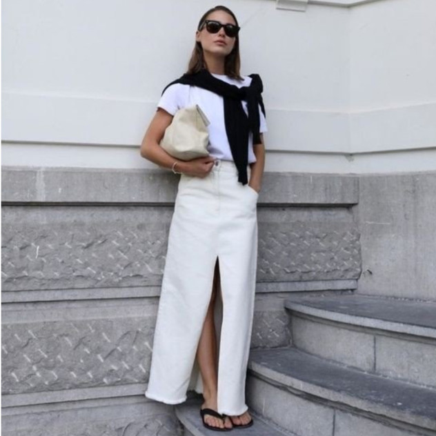 Denim maxi skirt: Οι πιο chic τρόποι να τη φορέσετε το καλοκαίρι
