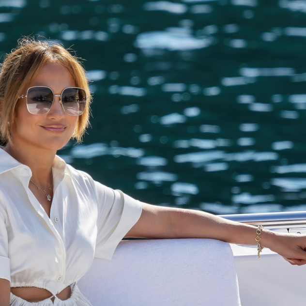Η Jennifer Lopez θυμάται τα τραγούδια και τους καλλιτέχνες που διαμόρφωσαν την καριέρα της