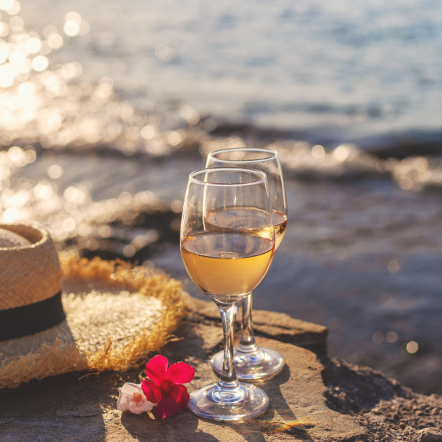 Summer Wine: Τα λευκά και τα ροζέ κρασιά που θα συνοδεύσουν ιδανικά τις καλοκαιρινές μας στιγμές