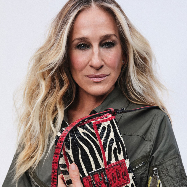Η Sarah Jessica Parker γίνεται το πρόσωπο της Fendi και αποδεικνύει γιατί η Baguette Bag αποτελεί διαχρονικό σύμβολο μόδας