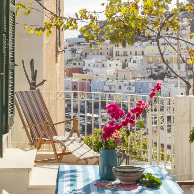 Ένα σπίτι βιομηχανικού στιλ στην Πόντσα της Ιταλίας με πανοραμική βεράντα και θέα στο Τυρρηνικό Πέλαγος