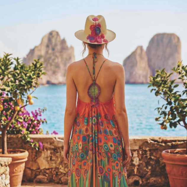 Το luxury resortwear και accessories brand που μετατρέπει την τέχνη, το χρώμα και τη χειροποίητη δημιουργία σε σύγχρονο καλοκαιρινό όραμα