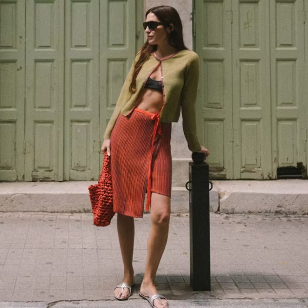 Η Gala González ανακαλύπτει τη μαγεία του ελληνικού καλοκαιριού μέσα από το MANGO Slow Summer