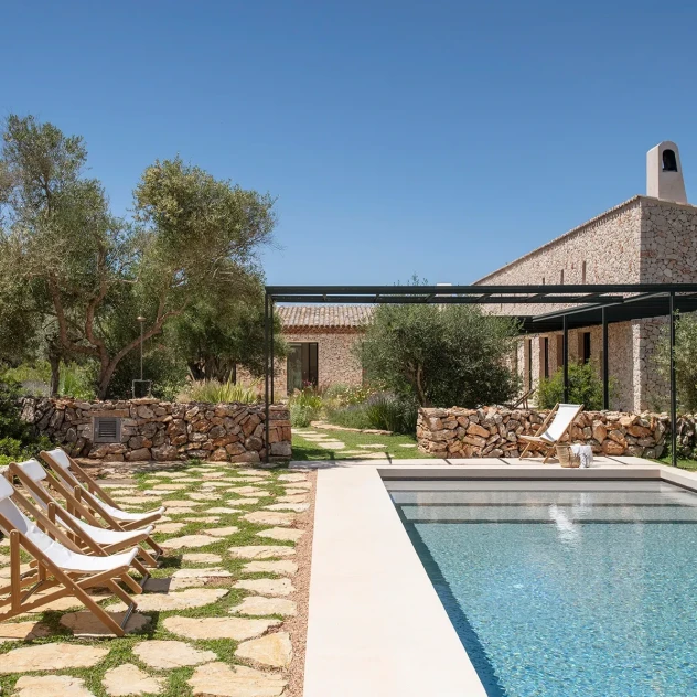 Μια κατοικία στη Μαγιόρκα που χάνεται μέσα στο τοπίο και επαναπροσδιορίζει την έννοια της πολυτέλειας