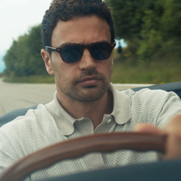 O Theo James επιστρέφει στον «ευγενικό» κόσμο του Guy Ritchie