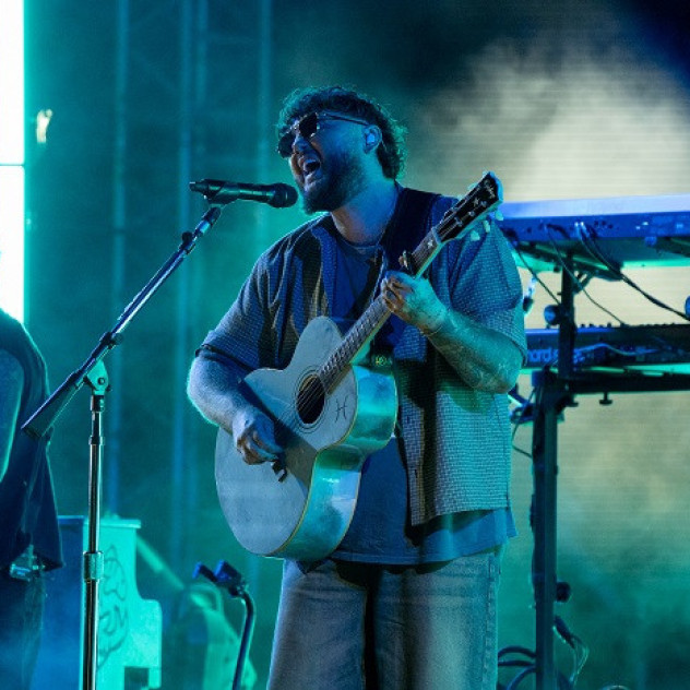 Ο James Arthur κατέκτησε το κοινό του Sani Festival και απέδειξε ότι αποτελεί την πιο αναγνωρίσιμη φωνή της σύγχρονης βρετανικής pop