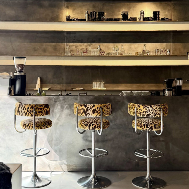New Fashion Hotspot: Ο οίκος Saint Laurent ανοίγει το πρώτο του café στη νέα boutique της Avenue Montaigne στο Παρίσι