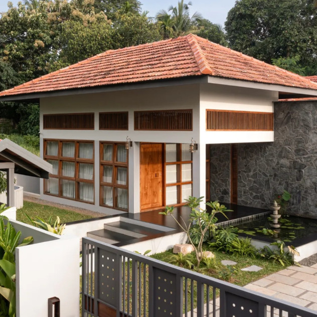 Ένα bungalow στην Κεράλα αποδεικνύει πως η αρχιτεκτονική «αναπνέει» όταν η φύση γίνεται μέρος του σπιτιού